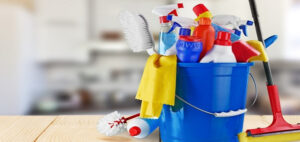 Chuẩn bị dụng cụ trước khi lau dọn nhà