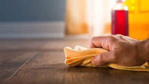 Lau dọn vết ố bẩn sàn nhà bằng dầu hỏa